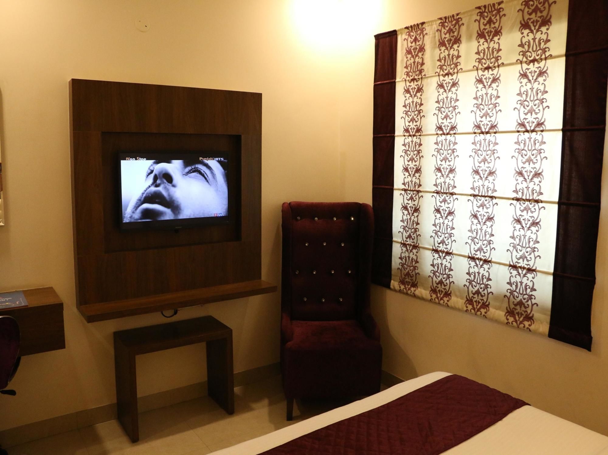 Hotel Rk Grande Ludhiana Exteriör bild